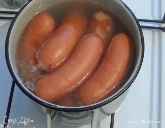 Сардельки отварить до готовности. Остудить. Нарезать колечками 2 шт., это будут колеса. Остальное нарезать кубиком в салат.