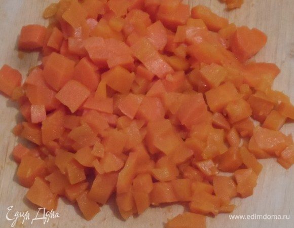 Картофель, морковь очистить, нарезать кубиком.