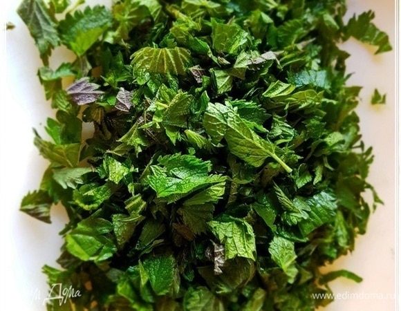 И нашинковать. Сильно мелко не надо, но выбрать размер так, чтобы в ложку удобно помешалось.