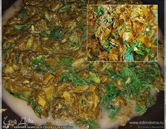 Хорошо перемешать, накрыть крышкой, минут пять, не больше, дать потомиться, а потом снова, деликатно и тщательно перемешивая постоянно, еще потушить (или пассеровать). Недолго. Вот до такого вида. Сильно жарить, что называется, не надо.