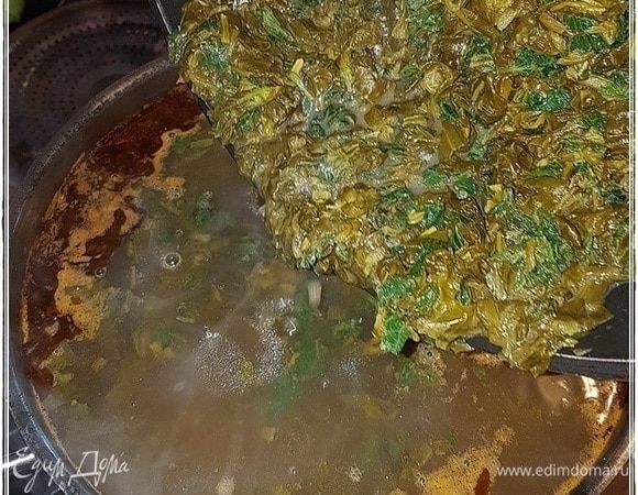 И, убедившись, что картошка уже готова, зелень отправляем в кастрюлю.