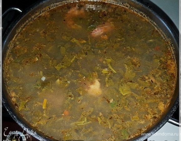 Перемешать осторожно. Буквально минут десять максимум еще потомить, сбалансировать на соль. И все!
Огонь выключить. Накрыть кастрюлю крышкой. Пусть полчасика постоит спокойно.
