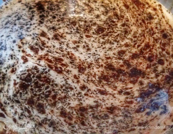 Молоко влить в небольшую кастрюлю, добавить кофе, все перемешать и довести до кипения.