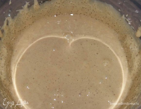 Желтки соединить с сахаром, добавить половину кукурузной муки, перемешать и взбить блендером с насадкой-венчиком. Затем добавить оставшуюся муку и взбить все в пышную массу.