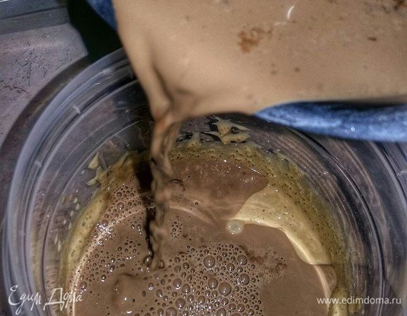 Продолжая взбивать, медленной струйкой влить горячее молоко с кофе — должна получиться однородная масса.