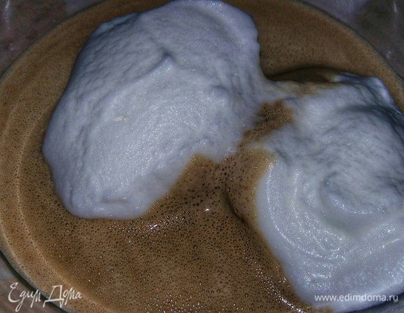 Белки взбить блендером с насадкой-венчиком в пену, ввести в молочно-желтковую массу и вымешать все венчиком.