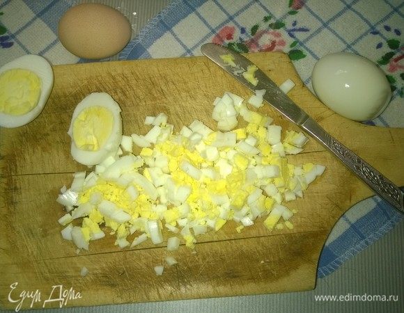 Берем 5 куриных яиц и варим вкрутую в течение 10 минут, затем очищаем их от скорлупы и нарезаем мелкими кубиками.
