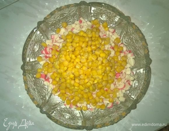 Добавляем консервированную кукурузу ко всем вышеперечисленным ингредиентам в общую миску.