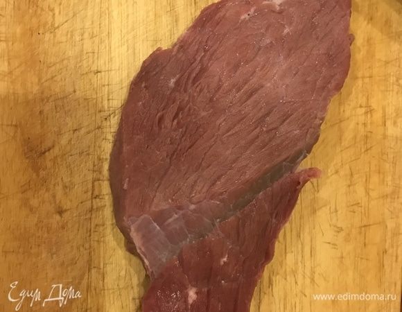Говядину промыть под холодной водой, обсушить бумажным полотенцем.