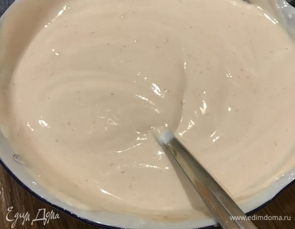 Для соуса: сметану соединить с томатной пастой, посолить, поперчить и перемешать.