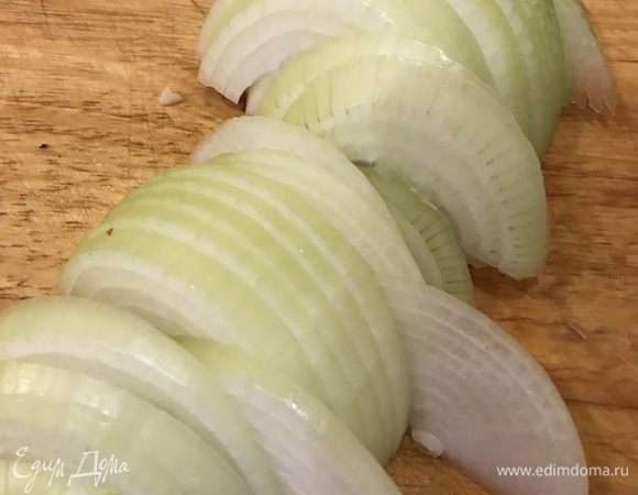 Лук почистить и нарезать полукольцами. Чеснок мелко порубить.