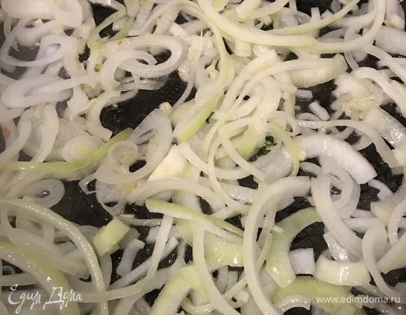Разогреть в большой сковороде растительное масло, обжарить лук и чеснок до мягкости.