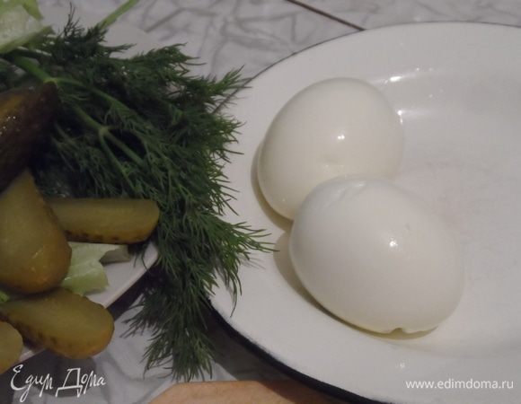 Огурцы нарезать кубиком. Яйца отварить, тоже нарезать кубиком.