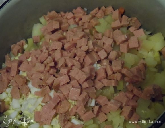 Смешать картофель, морковь, огурец, яйцо и фасоль, сардельки. Заправить майонезом ТМ «МахеевЪ».