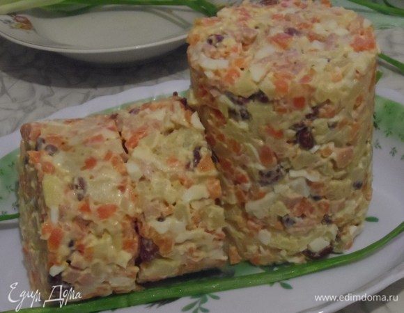 Соединить 3 железные формы для салата. Уложить них салат. Уплотнить. Снять форму. Это задняя часть поезде. Переднюю сделать из двух форм и горизонтально аккуратно приставить.
Сделать трубу. Украсить ее зеленью.
Уложить колеса из сарделек. Можно сделать рельсы из лука.