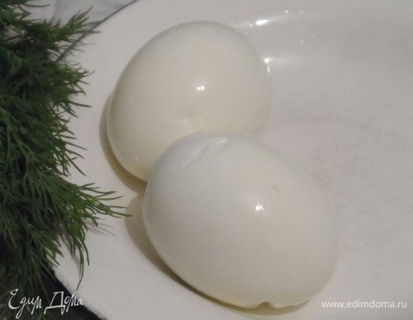 Яйца отварить, нарезать кубиком. Огурец нарезать кубиком. Зелень порубить.