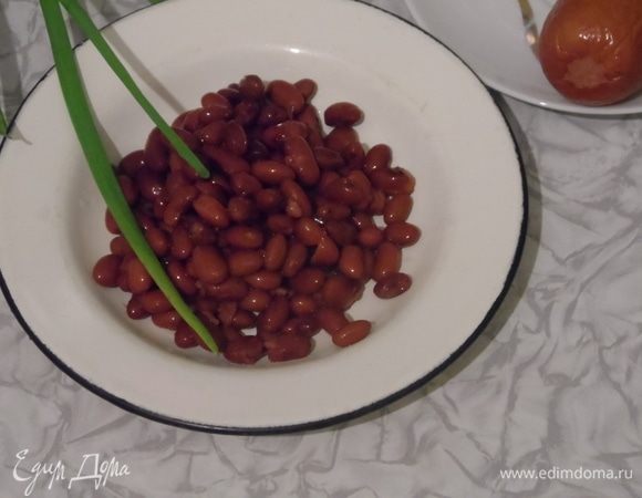 Смешать фасоль, огурец, яйца, картофель, морковь, оливки, зелень. Заправить майонезом ТМ «МахеевЪ».