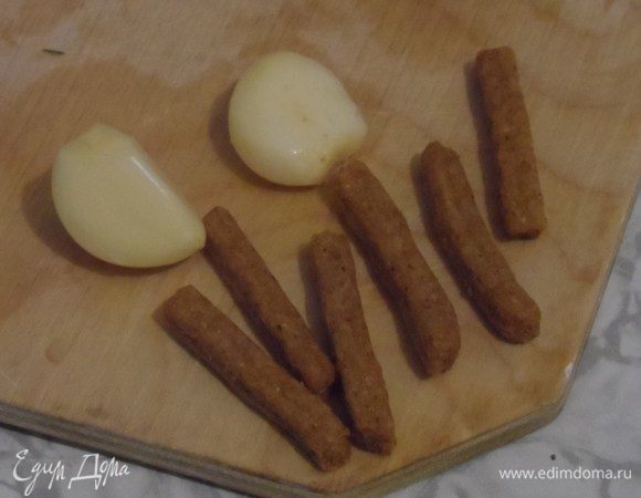 Чеснок очистить и натереть им сухарики.