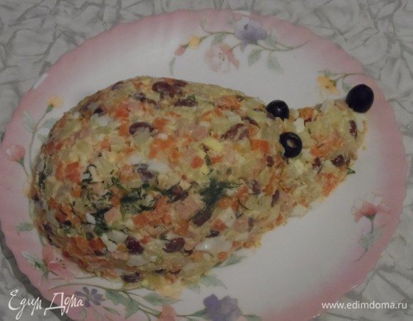 Сформовать на тарелке ежика. Сделать из оливок нос и глазки. Из сухариков сделать иголочки. Приятного аппетита!