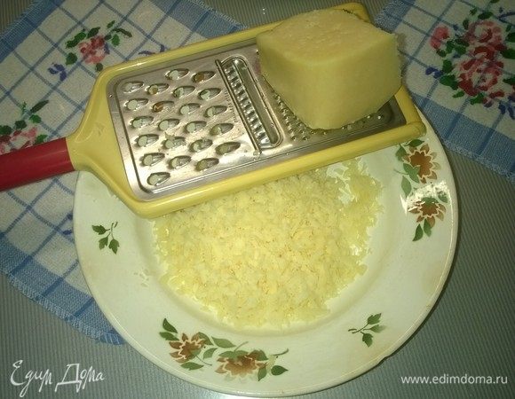 Для начала берем 200 г сыра, желательно, специального для пиццы, и трем его на терке. 