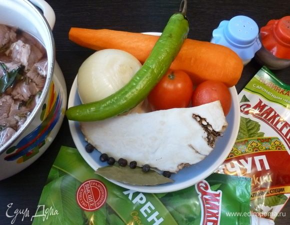 Муж принес пакет лосятины, дали знакомые охотники. Дичь люблю, но только есть)) Особого запаха у лосятины я не заметила, но все равно вымочила мясо в слабокислой воде с разными ароматными травками, предварительно нарезав на кусочки.