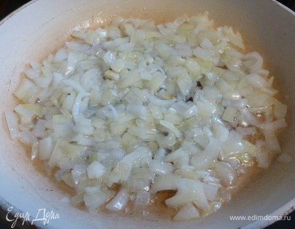 Репчатый лук нарежем и обжарим. Пока лук жарится, нарежем остальные овощи.