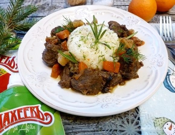 Когда лосятина приготовится гарнировать ее рисом, посыпать зеленью. Приятного аппетита! 