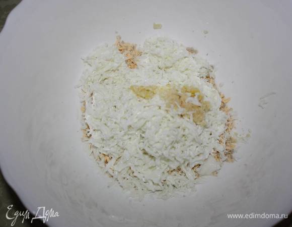 Яйца отварить вкрутую, очистить от скорлупы. Чеснок очистить от шелухи. Натереть все на мелкой терке. 