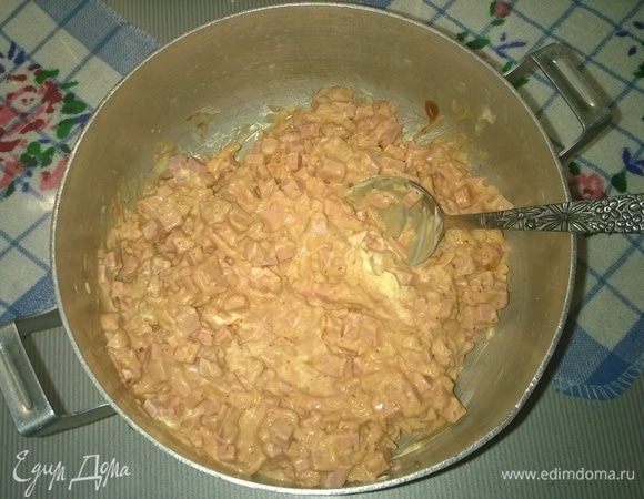 Добавляем в полученную смесь 0,5 стакана майонеза ТМ «МахеевЪ» (я использовала Провансаль с лимонным соком) и такое же количество томатного кетчупа и все это тщательно перемешиваем. 