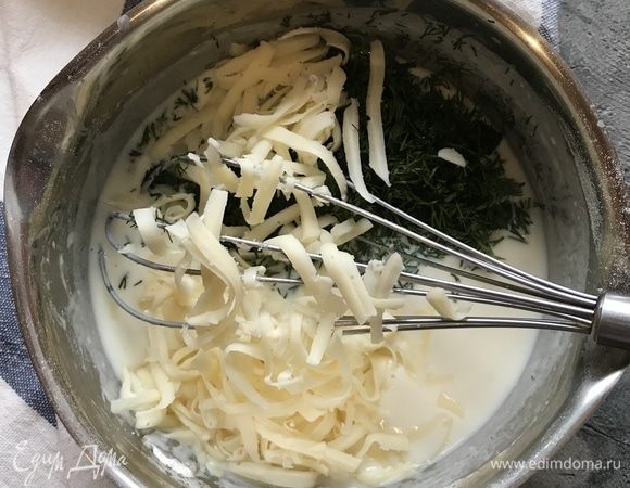 Для соуса: растопите сливочное масло в сотейнике на среднем огне, всыпьте муку и тщательно перемешайте. Понемногу влейте молоко и готовьте, помешивая, пока не получится густой соус. Снимите с огня, добавьте натертые сыры и рубленый укроп. Приправьте солью и мускатным орехом.