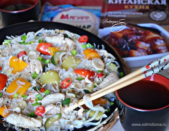 При подаче сбрызнуть кунжутным маслом и посыпать мелко нарезанным зеленым луком. Приятного вам аппетита!