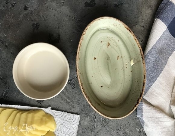 Форму для выпечки смажьте маслом.