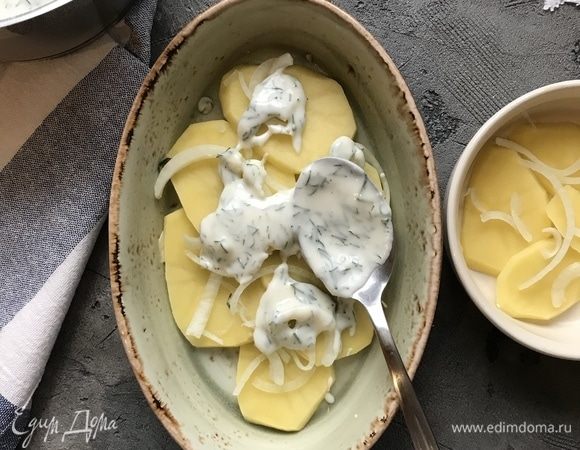 Равномерно распределители по дну слой картофеля, на него выложите слой соуса, затем опять слой картофеля и оставшийся соус.