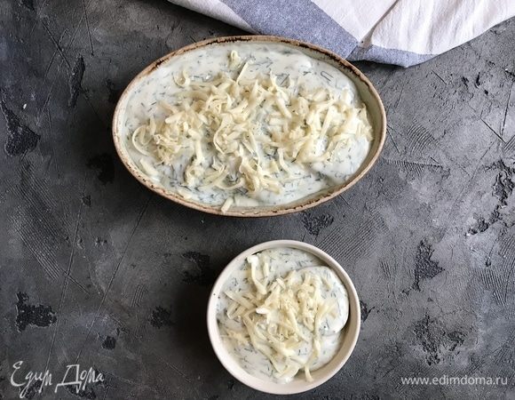 Закончить нужно слоем соуса. Сверху положите тертый сыр.