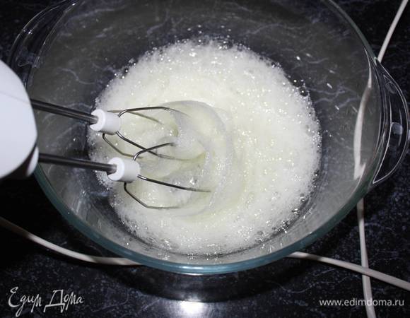 Приступаем взбивать белки. Сначала взбиваем белки на самой маленькой скорости миксера до образования мыльной пены. 