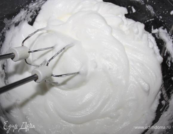 Затем увеличиваем скорость (до максимума) и взбиваем до творожистой консистенции. Только после этого начинаем вводить маленькими порциями сахар (по 1-й ч. л.) и продолжаем взбивать до тех пор, пока сахар полностью не растворится. 