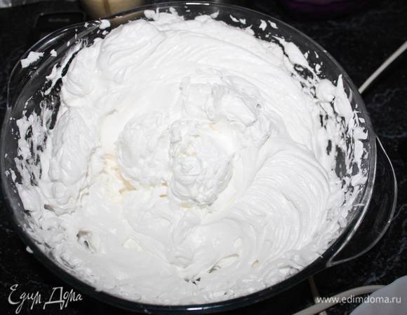 Белковая масса должна получиться очень крепкой. 