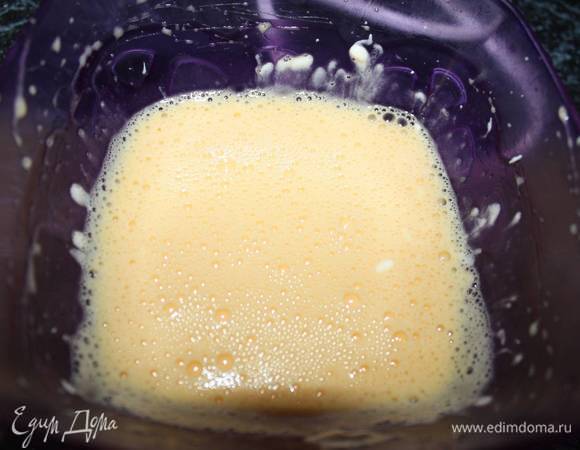 Желтки нужно взбить. Но еще не вводить в белковую массу.    