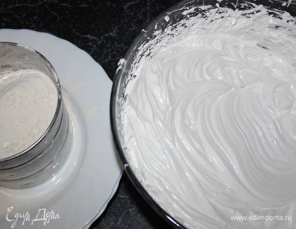 Сначала вводим часть муки (маленькими порциями). 