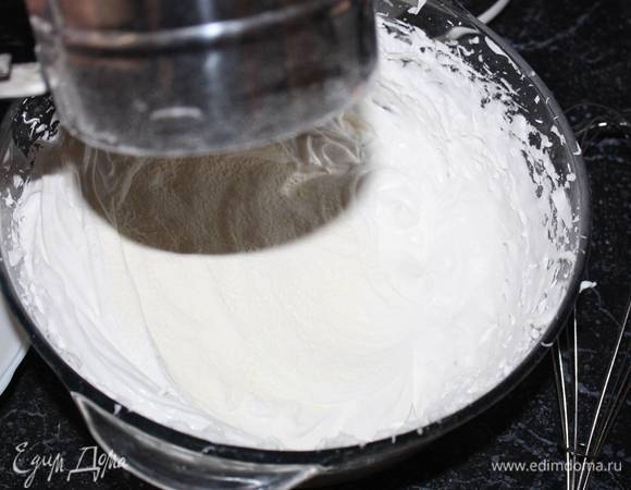 Обязательно муку нужно просеивать через сито. 