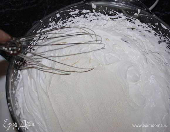 Очень плавно и аккуратно вмешиваем муку в белковую массу, делая венчиком движения от края к середине. 