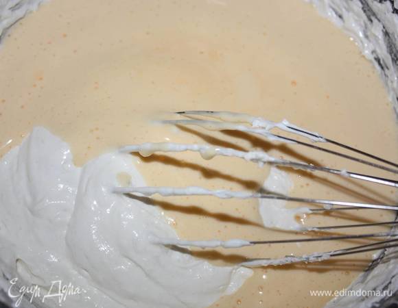 Взбитые желтки нужно добавить, когда мука введена еще не полностью.