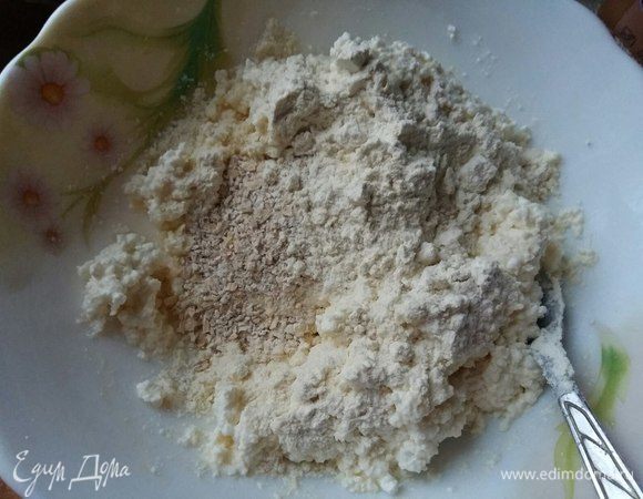 Добавить сахар, щепотку соли, по столовой ложке пшеничной и овсяной муки, перемешать. Овсяную муку можно сделать самим, просто измельчив хлопья в крошку.