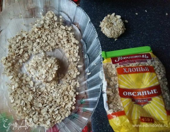 Сформировать сырник, обвалять в овсяных хлопьях. 