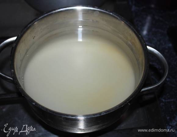 Тем временем подготовим сироп для пропитки бисквитных коржей. В маленькую кастрюлю насыпаем сахар и вливаем воду. Кастрюлю ставим на огонь. Доводим смесь до кипения (кипятить в течение 10 минут). Остудить. 
Если сироп нужно остудить быстро, то кастрюльку нужно поставить в холодную воду.   