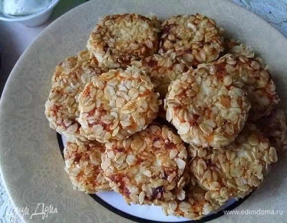 Разогреть в сковороде растительное масло и обжарить сырники до зарумянивания.