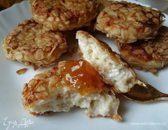 Подавать с любимым джемом либо со сметаной. 