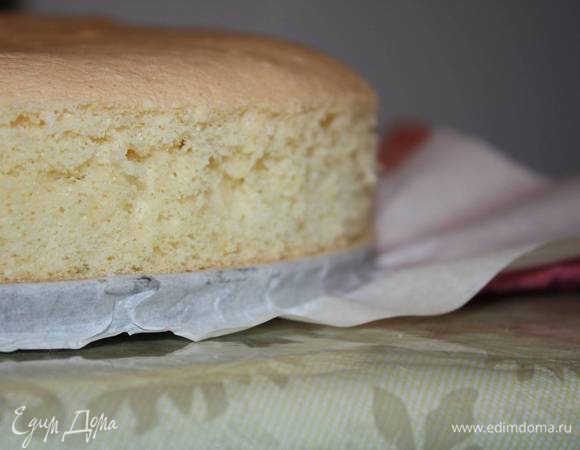 Готовый бисквит вынуть из духовки, снять пергаментную бумагу. Дать время остыть. 