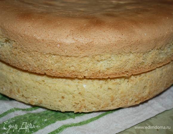 Так  нужно испечь два бисквитных коржа.