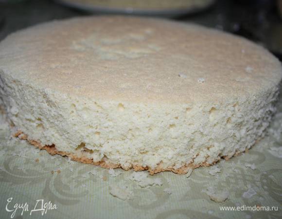 Берем второй бисквитный корж и вырезаем из него круг меньшего диаметра (по сравнению с первым). И тоже разрезаем пополам. 